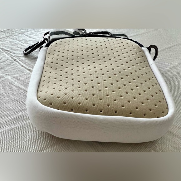 NWT Neoprene Crossbody Phone Case - Picture 4 of 5
